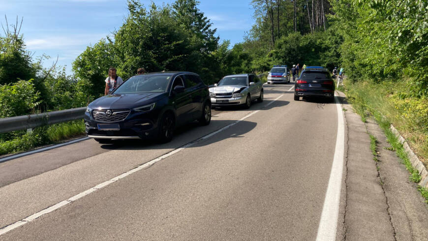 Fahrzeugbergung auf der Tullner Straße nahe der Wiener Stadtgrenze