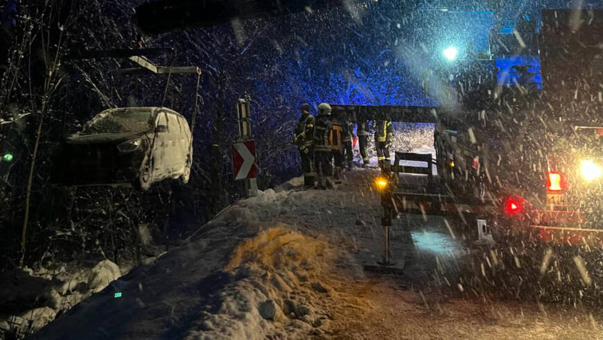 2 Fahrzeugbergungen am Schutzengelberg/Tullner Straße nach Wintereinbruch￼