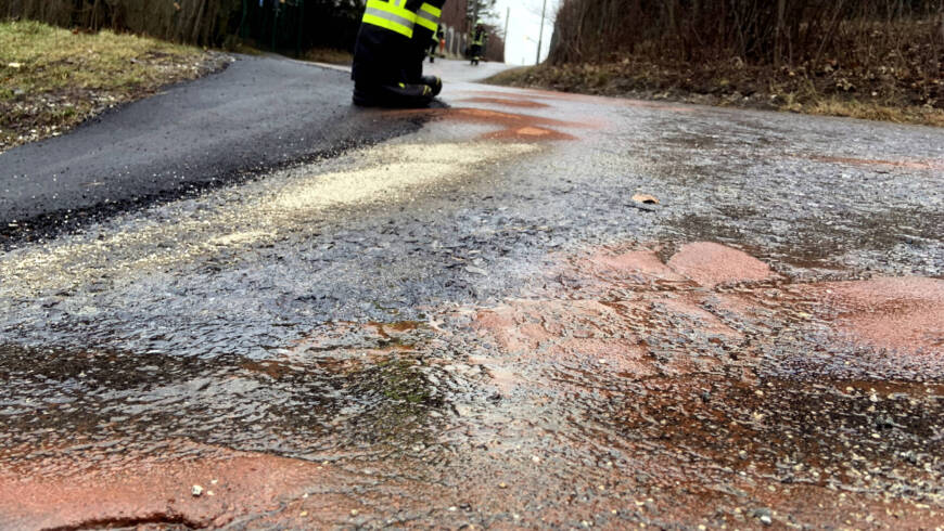 KFZ verliert große Menge Betriebsmittel auf Straße