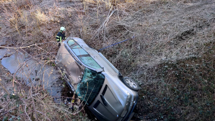 PKW in Bachbett – Technischer Einsatz Steinrieglstraße