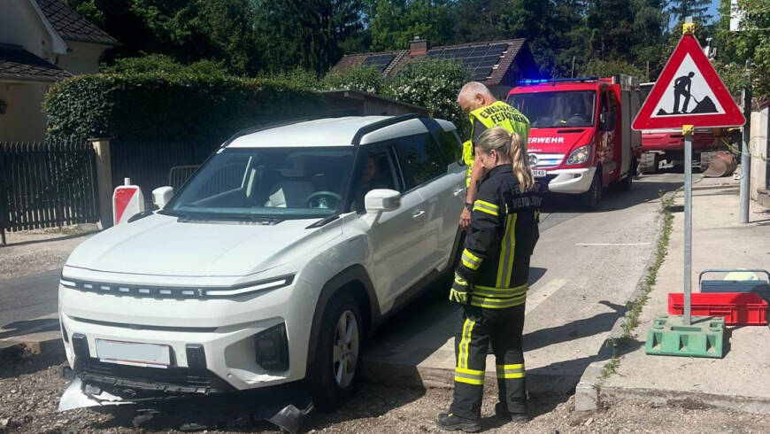 PKW-Bergung aus Künette auf der Steinrieglstraße