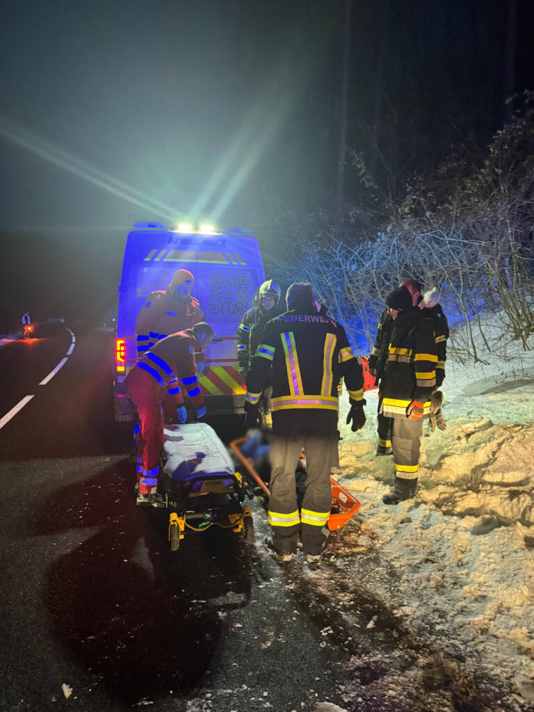 Zwei Einsätze in Folge – Tragehilfe und Fahrzeugbergung￼