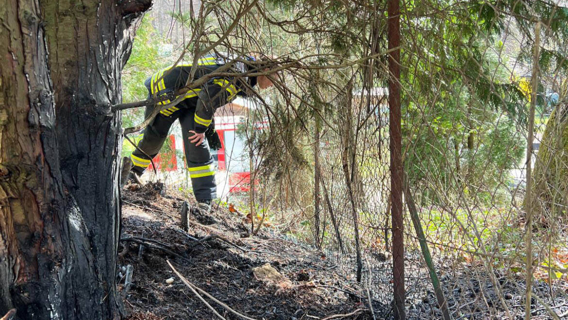 Zwei Einsätze in Folge: Heckenbrand und Motorradbergung